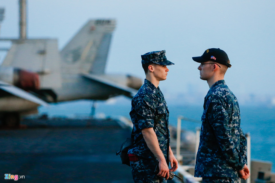 Thủy thủ gốc Việt và cuộc sống trên siêu tàu sân bay Mỹ